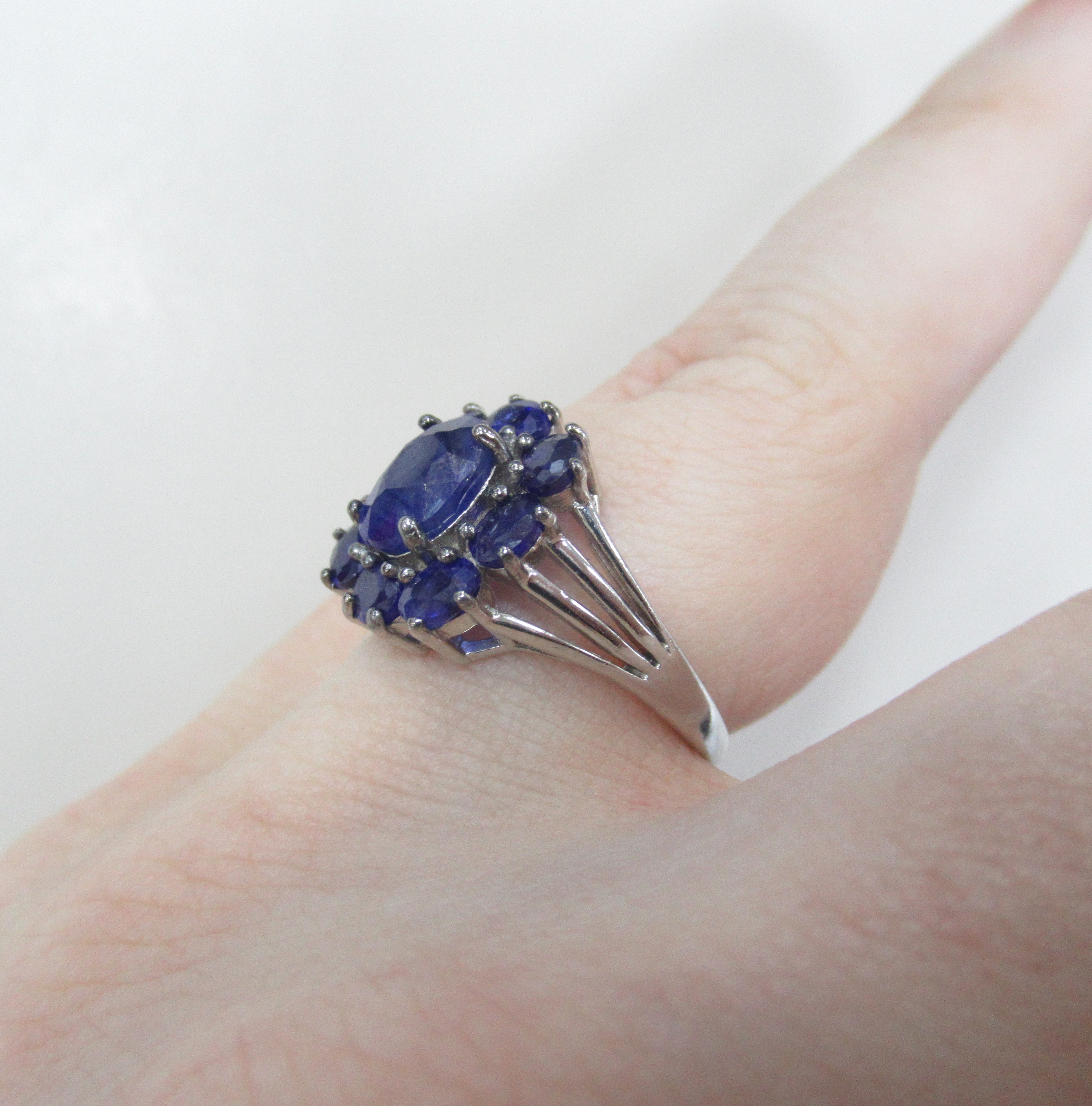 Серебряное кольцо с сапфирами